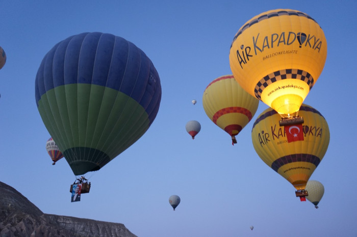 Kapadokya'da balonlar Atatürk Posterleri ve Bayraklarla uçtu