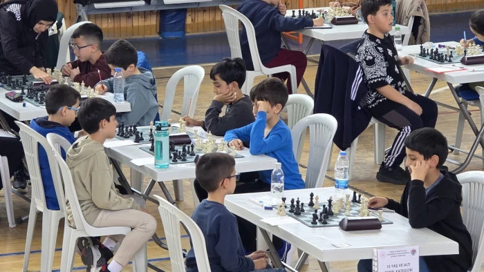 23 Nisan &Ouml;ncesi Miniklerden B&uuml;y&uuml;k Hamleler