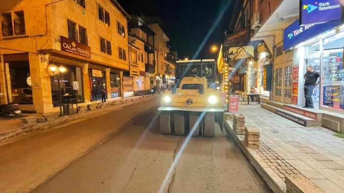 Avanos’ta Cumhuriyet Meydanı ve Vatan Caddesi’nde Asfalt Çalışmaları Başladı