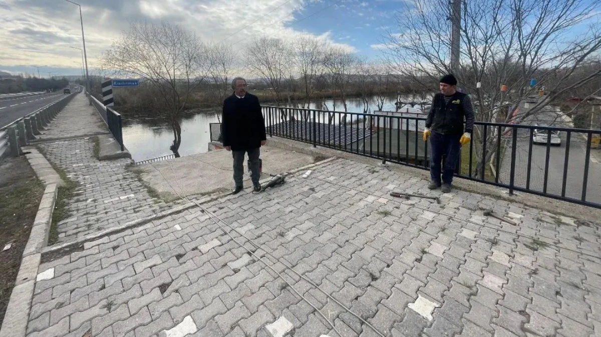Doğu &Ccedil;evre Yolu K&ouml;pr&uuml;s&uuml;&rsquo;ne G&uuml;venlik Ama&ccedil;lı Demir Korkuluk