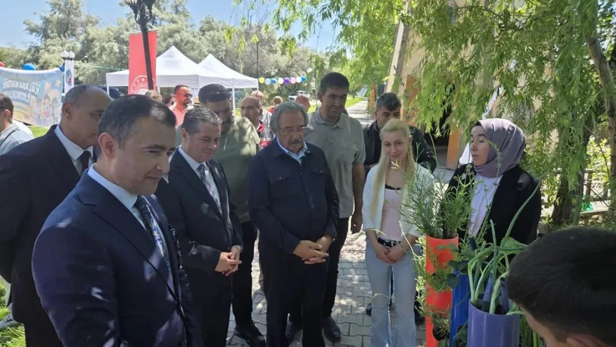 Kalaba Atat&uuml;rk İlkokulu&rsquo;nda Dikey Tarım ve Geri D&ouml;n&uuml;ş&uuml;m Yarışması &Ouml;d&uuml;l T&ouml;reni