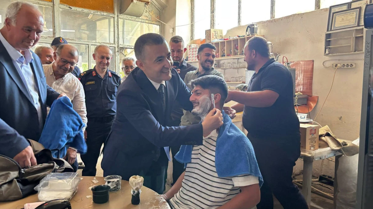 Kaymakam Bilici, G&ouml;yn&uuml;k K&ouml;y&uuml;&rsquo;nde Geleneksel Damat Traşına Katıldı