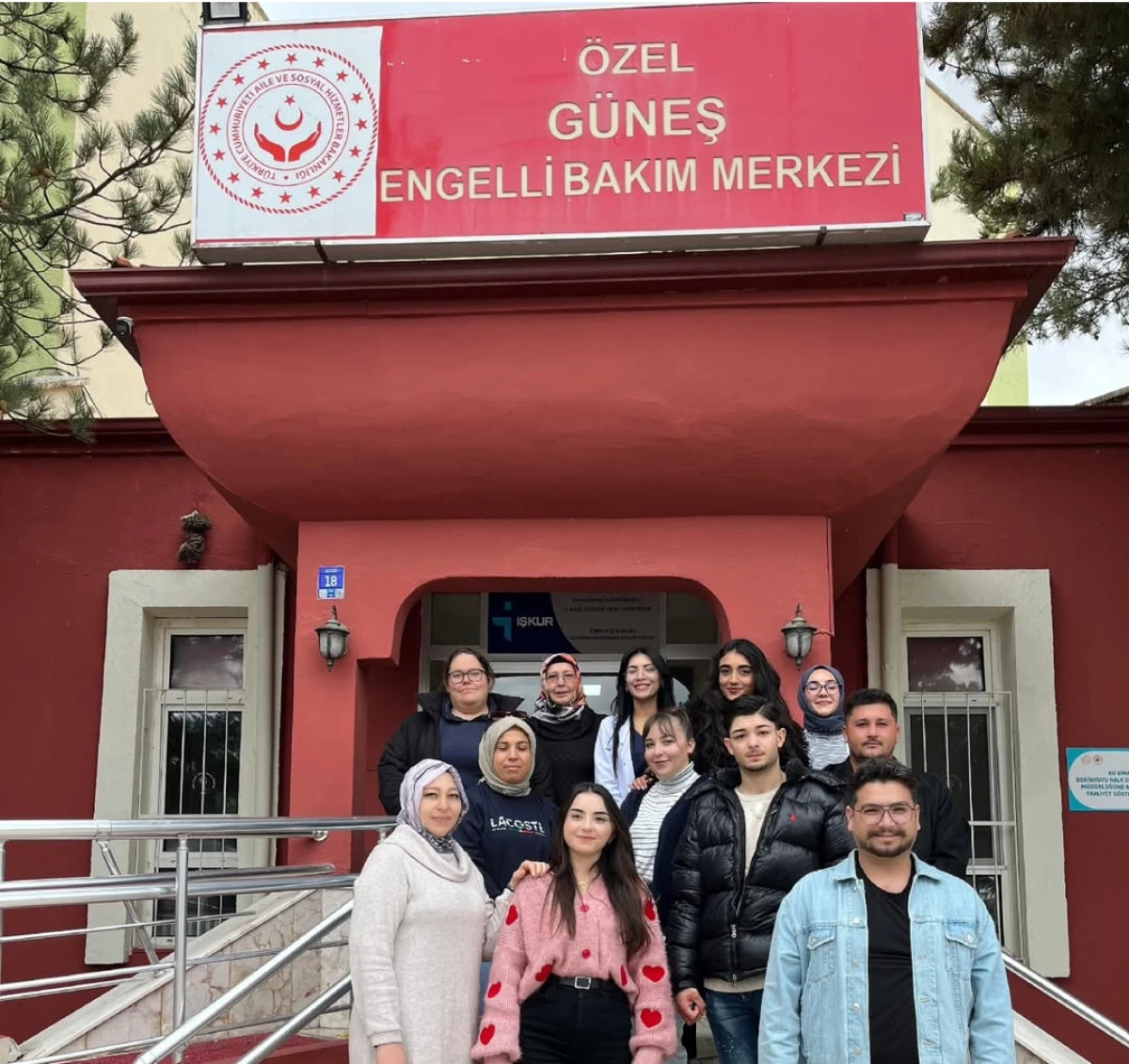 Kuaf&ouml;rl&uuml;k kursiyerlerinden engelli bakım evine anlamlı ziyaret