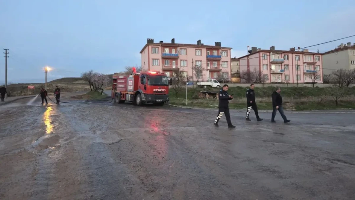Yoğun yağış sonrası belediye ekipleri sahaya indi